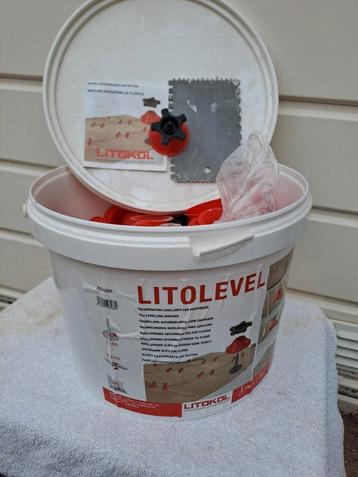 Litolevel;  lijm hulp om tegels te lijmen beschikbaar voor biedingen