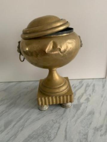 Geel koper pot op voet met deksel beschikbaar voor biedingen