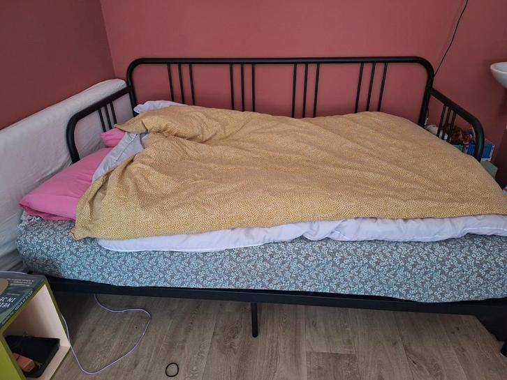 IKEA uitschuifbaar bed - Fyrresdal, Huis en Inrichting, Slaapkamer | Bedden, Gebruikt, Eenpersoons, 80 cm, 200 cm, Metaal, Zwart