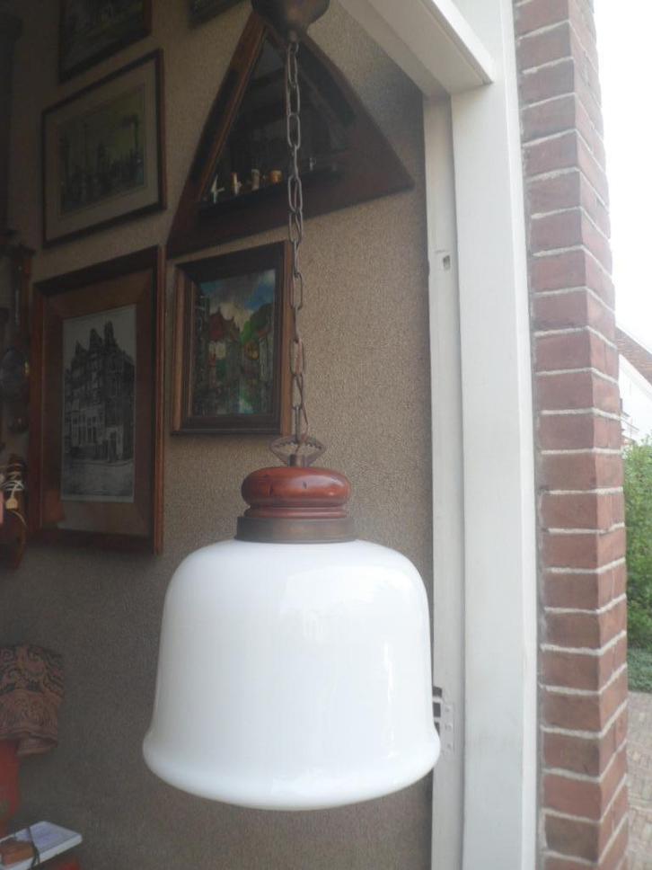 Grote hanglamp plafondlamp opaline glas hout brons 1 m. lang, Antiek en Kunst, Antiek | Lampen, Ophalen of Verzenden