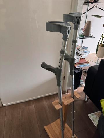 Twee loopkrukken met ergonomische handvatten beschikbaar voor biedingen