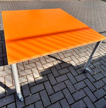 Grote vierkante schooltafels 120x120 / ca. 80cm hoog. IGST. beschikbaar voor biedingen
