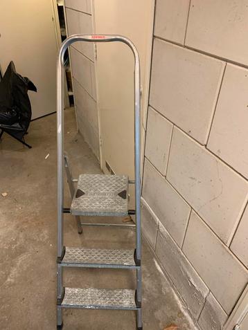 Handige trap  hoog 65 cm beschikbaar voor biedingen