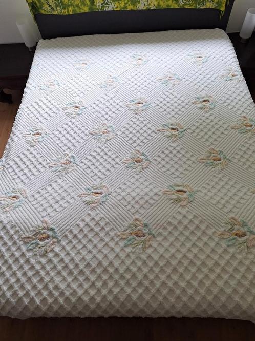BEDSPREI VINTAGE VOOR DE LIEFHEBBER, Huis en Inrichting, Slaapkamer | Beddengoed, Zo goed als nieuw, Tweepersoons, Wit, Ophalen