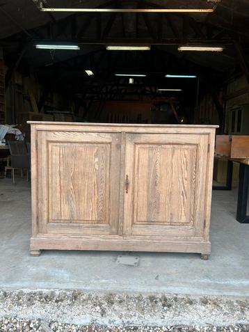 Antiek grenen tweedeurskast beschikbaar voor biedingen