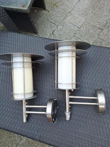 2 Buitenlampen 1 is met sensor beschikbaar voor biedingen