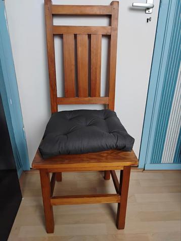 4 Houten Stoelen met Kussens beschikbaar voor biedingen