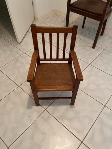 Oud houten baby stoeltje met armleuningen beschikbaar voor biedingen