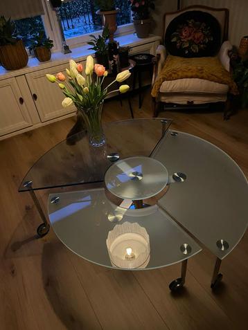 Prachtige glazen design salontafel beschikbaar voor biedingen
