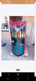 Te koop mooie glazen vitrine kast rood/zwart, Huis en Inrichting, Kasten | Vitrinekasten, Ophalen of Verzenden, Zo goed als nieuw
