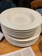 Mooi wit servies van Barratts, Ophalen, Zo goed als nieuw, Porselein, Bord(en)