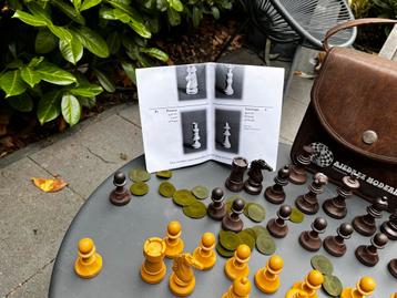 Ajedrez Moderno schaakspel met etui beschikbaar voor biedingen