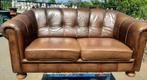 Mooie bruine bank echt mooi leder Engelse Chesterfield look, Huis en Inrichting, Banken | Bankstellen, Ophalen, 75 tot 100 cm