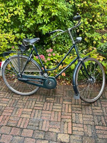 Ouderwetse damesfiets beschikbaar voor biedingen