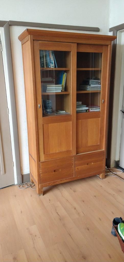 Degelijke en ruime vitrinekast, Huis en Inrichting, Kasten | Vitrinekasten, Zo goed als nieuw, 200 cm of meer, 25 tot 50 cm, Ophalen