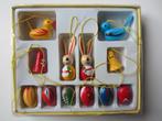 doosje met 12 kleine gekleurde houten paashangers, Ophalen of Verzenden, Gebruikt