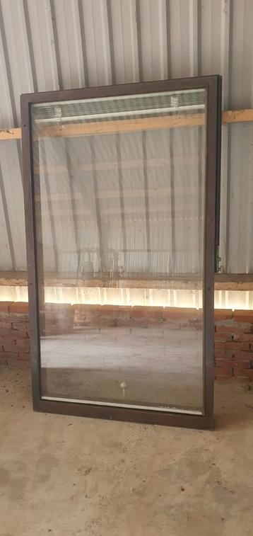 Hardhouten ramen met zonwering beschikbaar voor biedingen