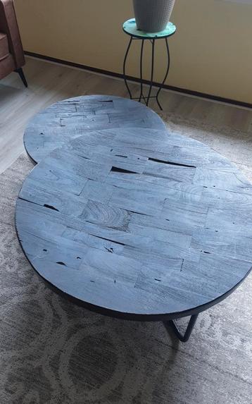 Twee ronde  zwarte houten salontafels 