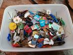 Bakje vol oude speltjes voor de verzamelaar, Verzamelen, Speldjes, Pins en Buttons, Ophalen of Verzenden, Gebruikt, Overige onderwerpen