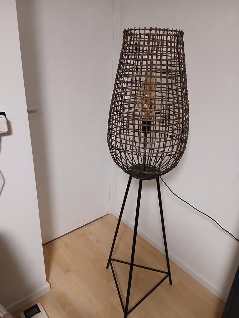 Mooie rotan lamp van pronto wonen 1.50 hoog, Huis en Inrichting, Lampen | Vloerlampen, Ophalen, Zo goed als nieuw