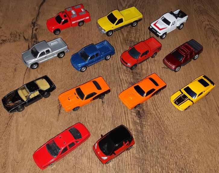 MAISTO Auto's 13 stuks - 1/64, Hobby en Vrije tijd, Modelauto's | Overige schalen, Gebruikt, Auto, Ophalen of Verzenden