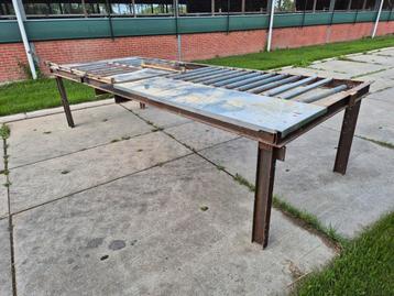 Zaagtafel met rollen baan en geleide rail. beschikbaar voor biedingen