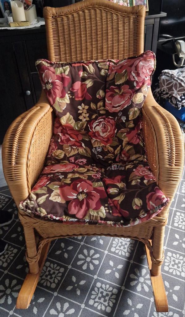Vintage rotan schommelstoel perfect voor de babykamer, Kinderen en Baby's, Kinderkamer | Tafels en Stoelen, Stoel(en), Ophalen