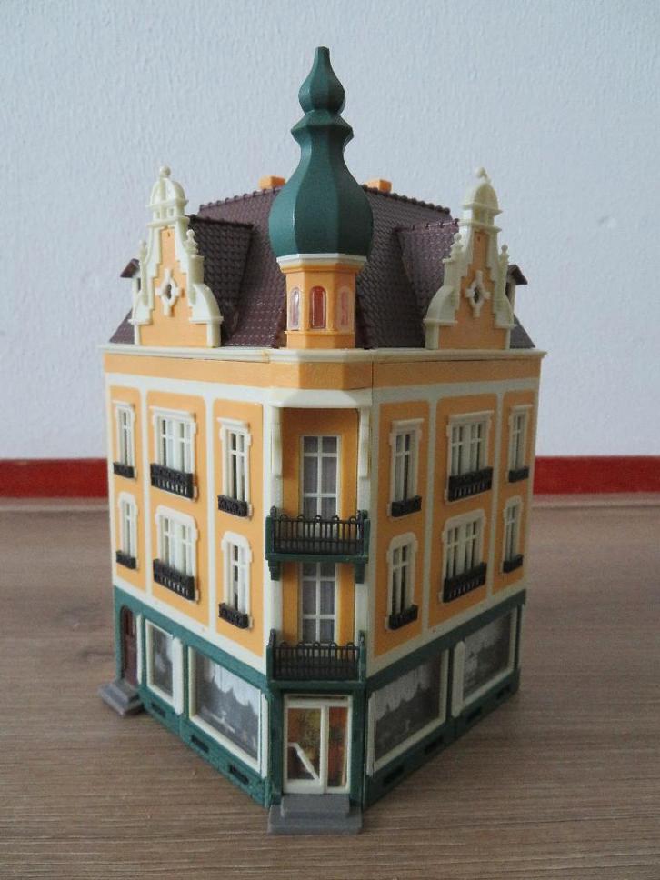 Faller 130929 - Eckhaus Stadthotel, Hobby en Vrije tijd, Modeltreinen | H0, Zo goed als nieuw, Brug, Tunnel of Gebouw, Gelijkstroom of Wisselstroom