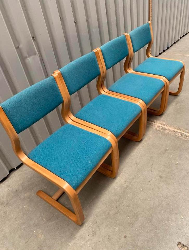 4 blauwe eettafel stoelen scandinavisch design, Antiek en Kunst, Antiek | Meubels | Stoelen en Banken, Ophalen