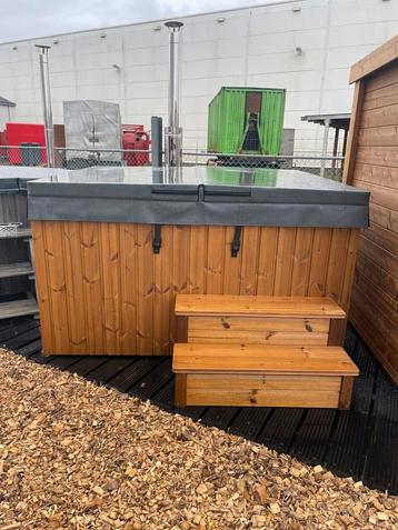 Deluxe Thermowood Hottub spa bad houtgestookt  full option.
