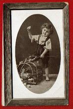 Kinderen - Jongen bij mand met kip en eieren - 1910 (Koudum), Gelopen, Kinderen, Ophalen of Verzenden, Voor 1920