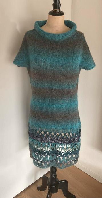 PRACHTIG PROFESSIONEEL GEBREIDE JURK beschikbaar voor biedingen