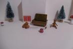 Oud speelgoed houten kist poppenhuis pop beer miniatuur, Verzamelen, Verzenden, Poppenhuis