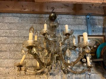 2 prachyige kroonluchters en doos vol pegels als reserve beschikbaar voor biedingen