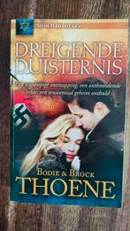 Brock Thoene - Dreigende duisternis, Brock Thoene; Bodie Thoene, Ophalen of Verzenden, Zo goed als nieuw, Nederland