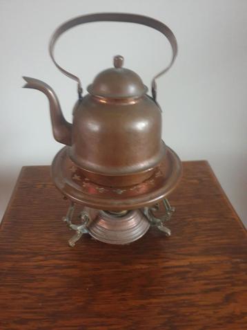 Antiek rood koperen koffiekannetje met een petroleumbrander. beschikbaar voor biedingen