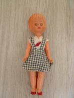 Kleine pop met (vaste) kleertjes. Vintage. 50e jaren? Igst., Ophalen of Verzenden
