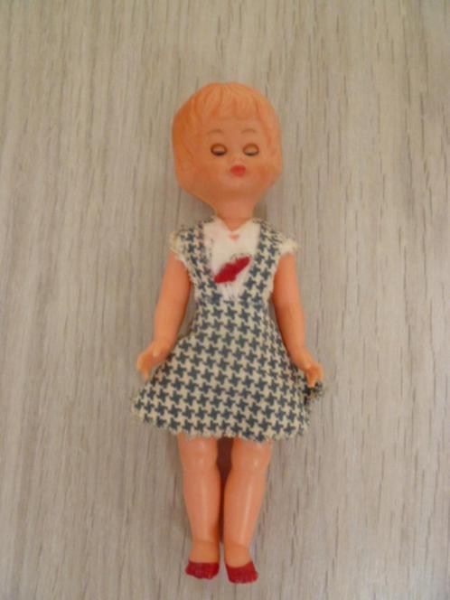 Kleine pop met (vaste) kleertjes. Vintage. 50e jaren? Igst., Antiek en Kunst, Antiek | Speelgoed, Ophalen of Verzenden