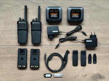 2x Motorola DP4401e (UHF) met accu's, laders en progr. kabel beschikbaar voor biedingen
