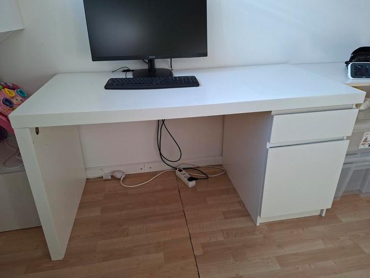 Ikea Malm Bureau 140x65, Huis en Inrichting, Bureaus, Zo goed als nieuw, Ophalen of Verzenden