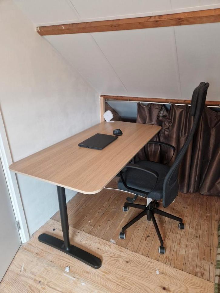Ikea Bekant Bureau - Eiken blad, zwarte poten, Huis en Inrichting, Bureaus, Zo goed als nieuw, Bureau, Ophalen