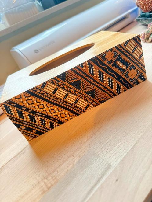 Nieuw handmade batik tissuebox, Huis en Inrichting, Woonaccessoires | Kisten, Nieuw, Minder dan 50 cm, Ophalen of Verzenden