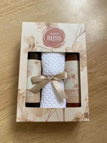 Warm Bliss handcare & guest towel set, Pure Lotus scened beschikbaar voor biedingen