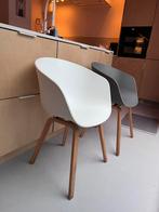 HAY AAC22 Stoel - Wit & Grijs met eiken poot, Huis en Inrichting, Stoelen, Gebruikt, Twee, Wit, Scandinavisch