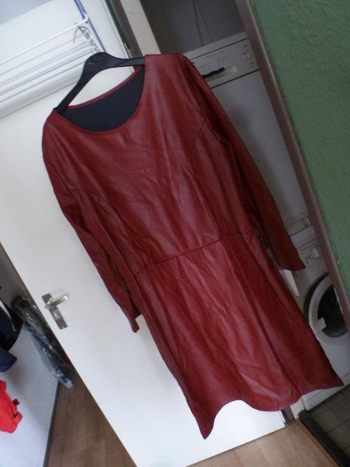imitatie leer BURGUNDY jurk NEW COLLECTION 44 - gratis zend, Kleding | Dames, Jurken, Nieuw, Maat 42/44 (L), Overige kleuren, Knielengte