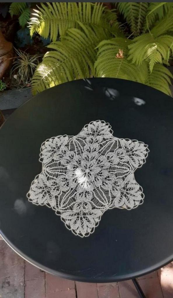 Gehaakt kleedje glansgaren - 30cm, Antiek en Kunst, Antiek | Kleden en Textiel, Ophalen of Verzenden