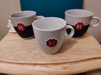 Twee Douwe Egberts mokken met oor, 1 wit en twee grijs/krijt, Verzenden, Zo goed als nieuw, Overige stijlen, Kop(pen) en/of Schotel(s)