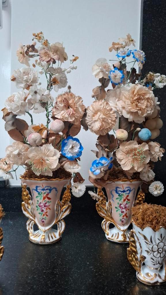 Antieke Porseleinen Vaasjes met Zijden Bloemen, Huis en Inrichting, Woonaccessoires | Vazen, Gebruikt, Overige kleuren, Minder dan 50 cm