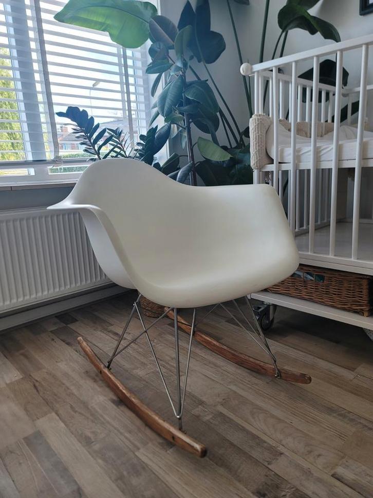 Witte Kuip Schommelstoel - Design Klassieker, Huis en Inrichting, Banken | Bankstellen, Gebruikt, Eenpersoons, Minder dan 150 cm