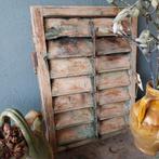 Oud brocante luik, groene verfresten op hout, Ophalen